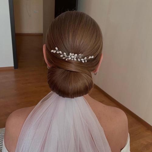 При выборе свадебной прически и макияжа лучше всего ориентироваться на стилистику купленного платья и концепцию свадьбы. 01