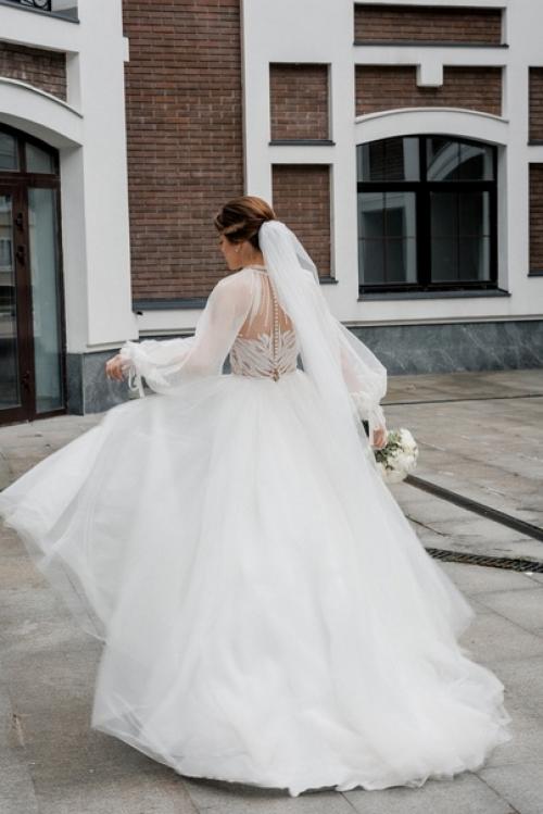 Образ молодоженов - это не только стиль и внешний вид, но и отражение их индивидуальности. 01