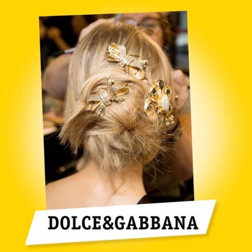 Стараниями стилистов самая удобная прическа ещё и модной стала. 01