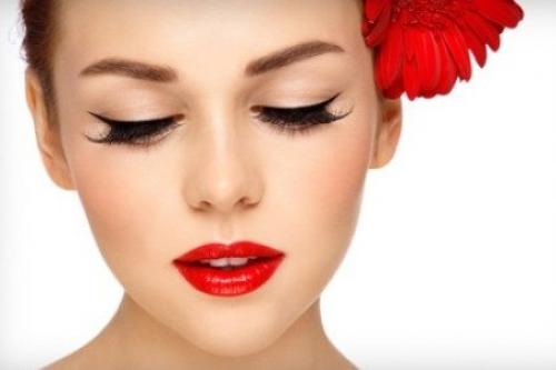 Над макияжем, прической или стильным повязыванием платка работает команда профессиональных стилистов - имиджмейкеров. 01 Над макияжем, прической или стильным повязыванием платка работает команда профессиональных стилистов - имиджмейкеров. 01