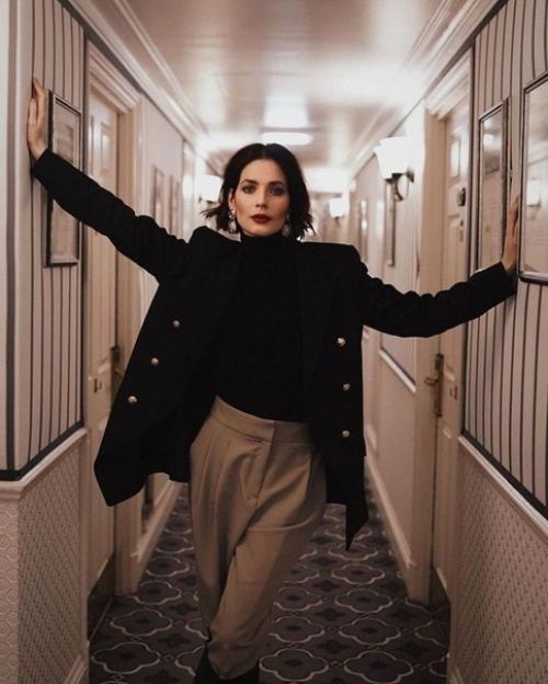 Мы ищем визажиста - стилиста (причёска и макияж) на творческую сьемку 12 апреля. 01