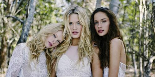 Естественность и стиль Nude в этом сезоне популярны не только в маникюре и прическах, но и в свадебном макияже. 04