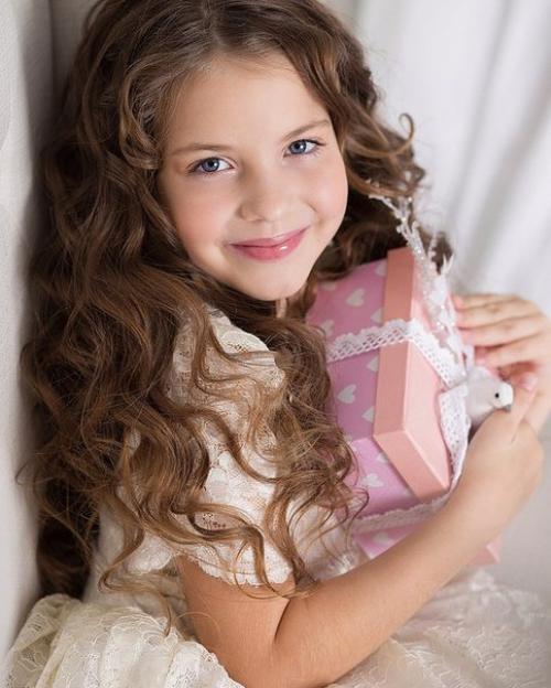 Милые девушки, выпускницы школ вузов, а так же мамы девочек выпускниц детских садов, (которые хотят сделать красивую прическу маленьким принцессам! 03