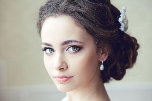 Естественность и стиль Nude в этом сезоне популярны не только в маникюре и прическах, но и в свадебном макияже. 05