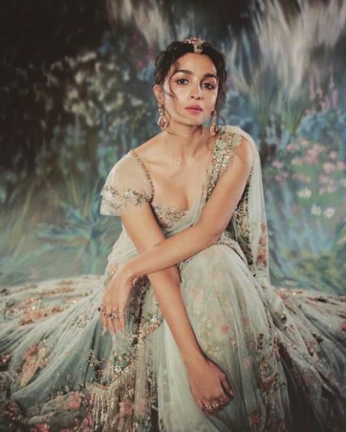 Алия поделилась новыми снимками и видео с образом на Met Gala 2024 в соц. 01