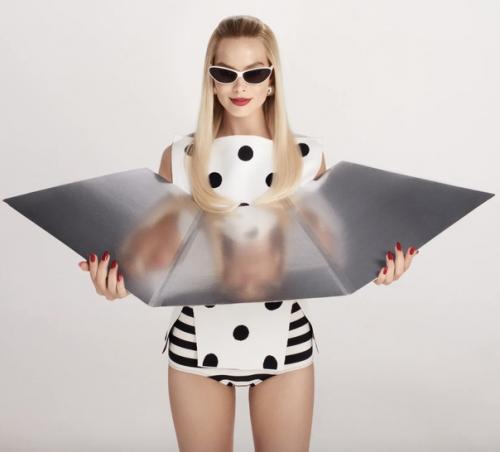 Познакомьтесь с модным трендом Barbie Core, который уже год находит отражение в макияже, прическах и одежде на подиумах. 01