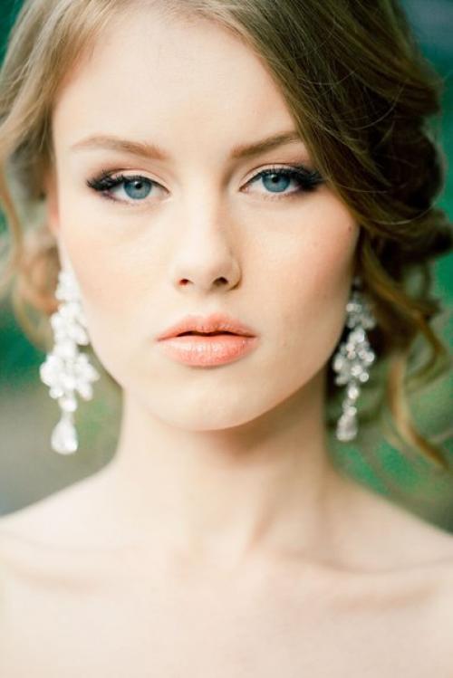 Естественность и стиль Nude в этом сезоне популярны не только в маникюре и прическах, но и в свадебном макияже. 03