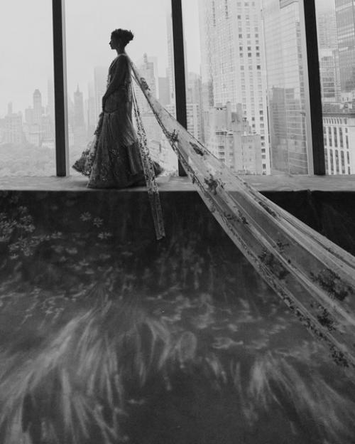 Алия поделилась новыми снимками и видео с образом на Met Gala 2024 в соц. 02