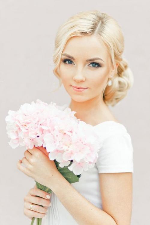 Естественность и стиль Nude в этом сезоне популярны не только в маникюре и прическах, но и в свадебном макияже. 02