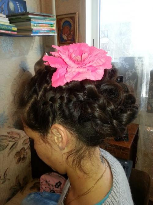 Милые девушки, выпускницы школ вузов, а так же мамы девочек выпускниц детских садов, (которые хотят сделать красивую прическу маленьким принцессам! 05