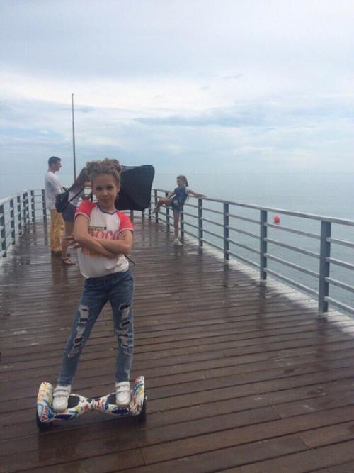 Сегодня был важный день для наших малышек, несмотря на дождливую погоду на съёмочной площадке царила солнечная атмосфера. 07