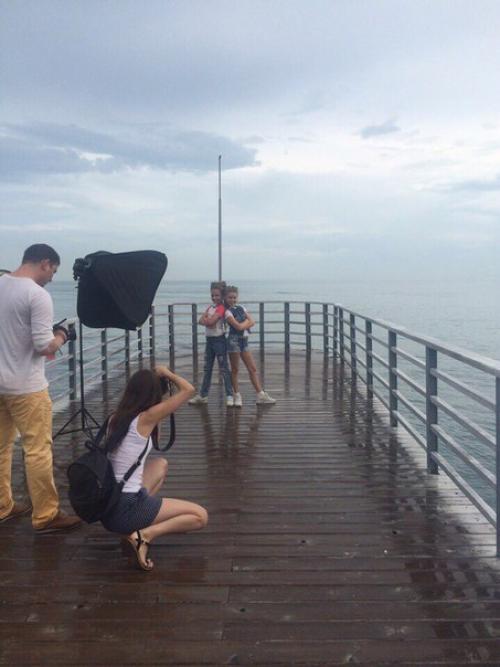 Сегодня был важный день для наших малышек, несмотря на дождливую погоду на съёмочной площадке царила солнечная атмосфера. 09