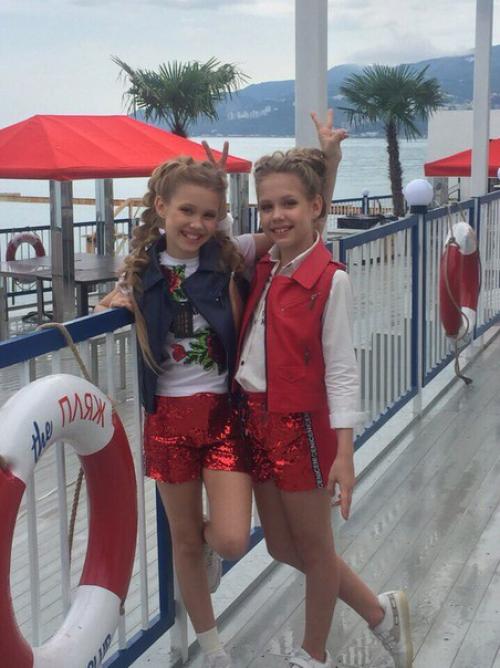 Сегодня был важный день для наших малышек, несмотря на дождливую погоду на съёмочной площадке царила солнечная атмосфера. 03