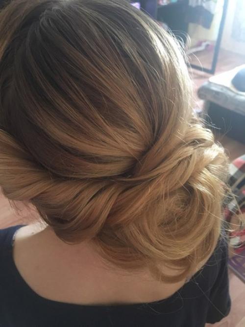 С удовольствием мы сделаем прическу и макияж за 60 минут, что очень удобно? 03