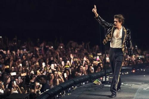 Отчетник!  Внешний внешний вид артиста играет немаловажную роль на сцене.  не просто одежда, это часть выражения и интерпретации его творчества. 07