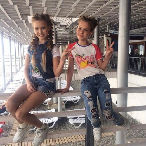 Сегодня был важный день для наших малышек, несмотря на дождливую погоду на съёмочной площадке царила солнечная атмосфера. 04