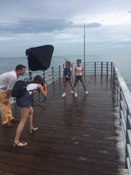 Сегодня был важный день для наших малышек, несмотря на дождливую погоду на съёмочной площадке царила солнечная атмосфера. 06