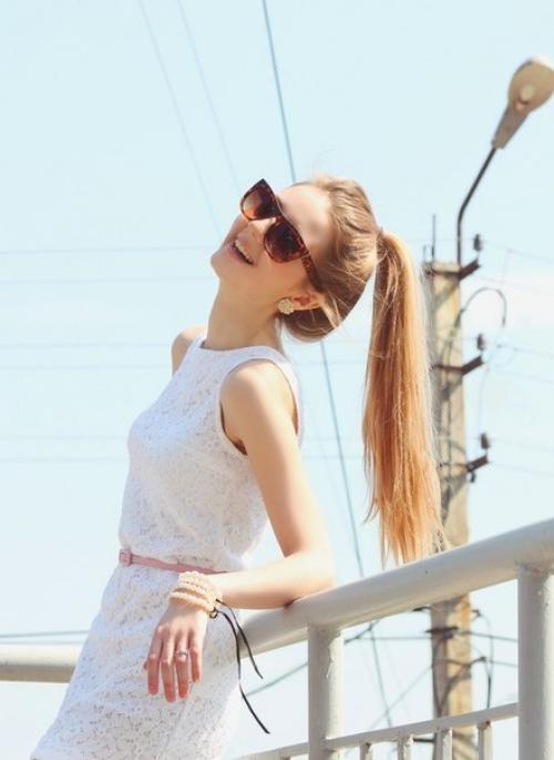 Утром я вибрацию сотового под белой подушкой почувствовала. 01