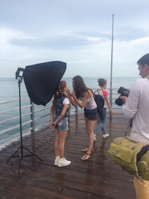 Сегодня был важный день для наших малышек, несмотря на дождливую погоду на съёмочной площадке царила солнечная атмосфера. 08