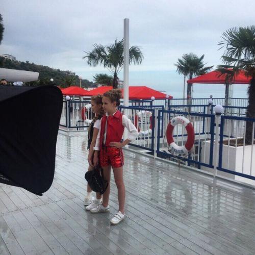 Сегодня был важный день для наших малышек, несмотря на дождливую погоду на съёмочной площадке царила солнечная атмосфера. 05