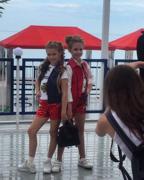 Сегодня был важный день для наших малышек, несмотря на дождливую погоду на съёмочной площадке царила солнечная атмосфера. 02