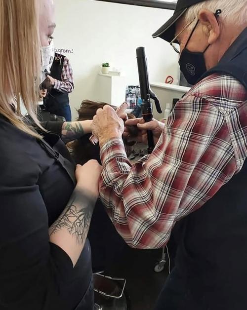 79-Летний мужчина из Альберты, Канада, на прошлой неделе пошёл в школу красоты, чтобы научиться делать причёску и макияж для своей жены. 01