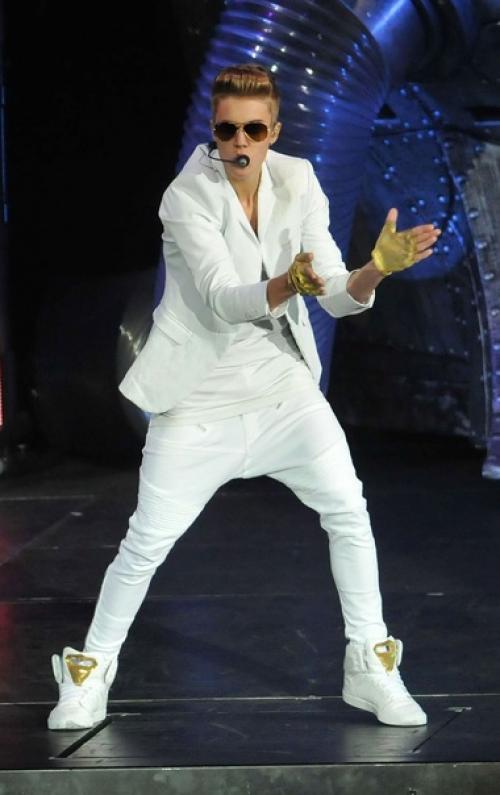 Отчетник!  Внешний внешний вид артиста играет немаловажную роль на сцене.  не просто одежда, это часть выражения и интерпретации его творчества. 04