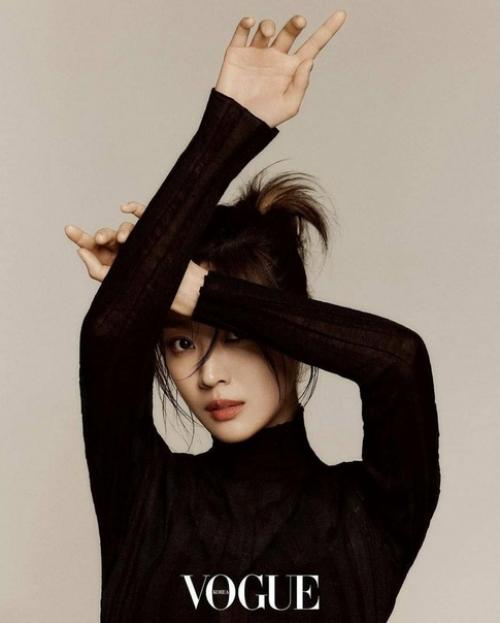 Чо Бо а, Мастер Образов с полностью черной модой + общий приглушенный макияж + прическа с колючками. 01