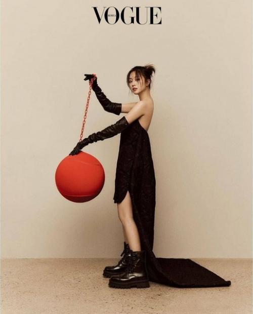 Чо Бо а, Мастер Образов с полностью черной модой + общий приглушенный макияж + прическа с колючками. 02