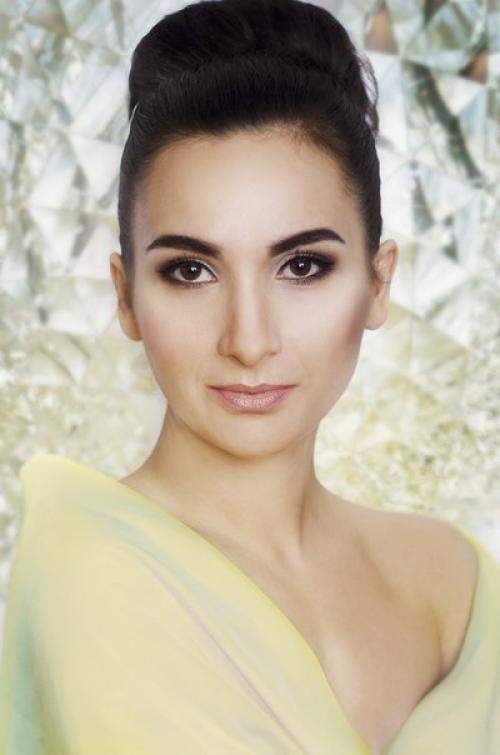 Всем привет? Меня зовут Кристина и я профессиональный визажист, Brow - мастер, мастер по прическам. 01 Всем привет? Меня зовут Кристина и я профессиональный визажист, Brow - мастер, мастер по прическам. 01