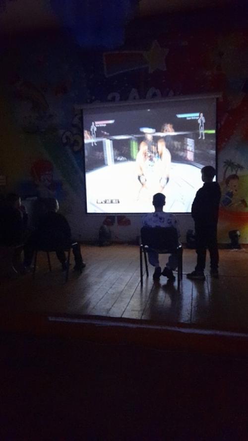 Несмотря на дождь и нудную погоду, Деньги зарабатывать не лень не лень, потому что всё ведь- для народа., и весь вечер - это бизнес - день! 04