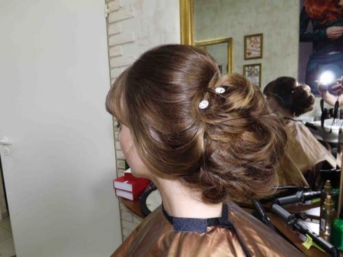 Не зря говорят, что прическа - это залог успеха любого вечернего образа, а макияж в данном случае должен ее дополнять. 01