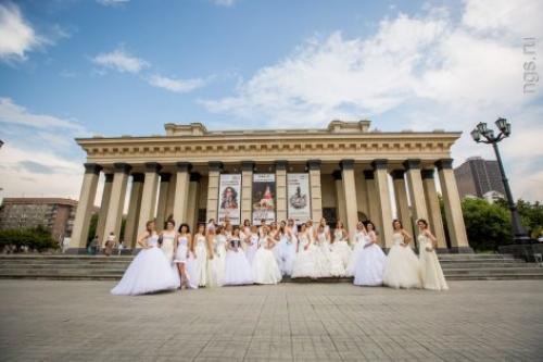 30 девушек в свадебных платьях устроили парад у оперного театра. 02