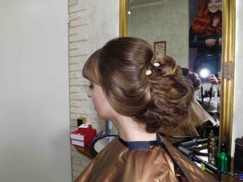 Не зря говорят, что прическа - это залог успеха любого вечернего образа, а макияж в данном случае должен ее дополнять. 02