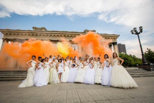 30 девушек в свадебных платьях устроили парад у оперного театра. 04