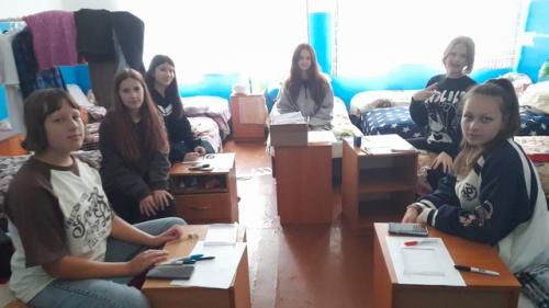 Несмотря на дождь и нудную погоду, Деньги зарабатывать не лень не лень, потому что всё ведь- для народа., и весь вечер - это бизнес - день! 01