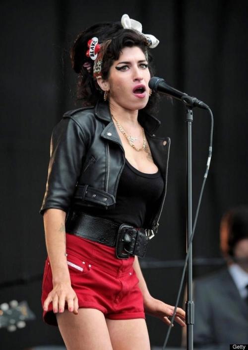 Эми уайнхаус и ее сценические ретро образы. 02