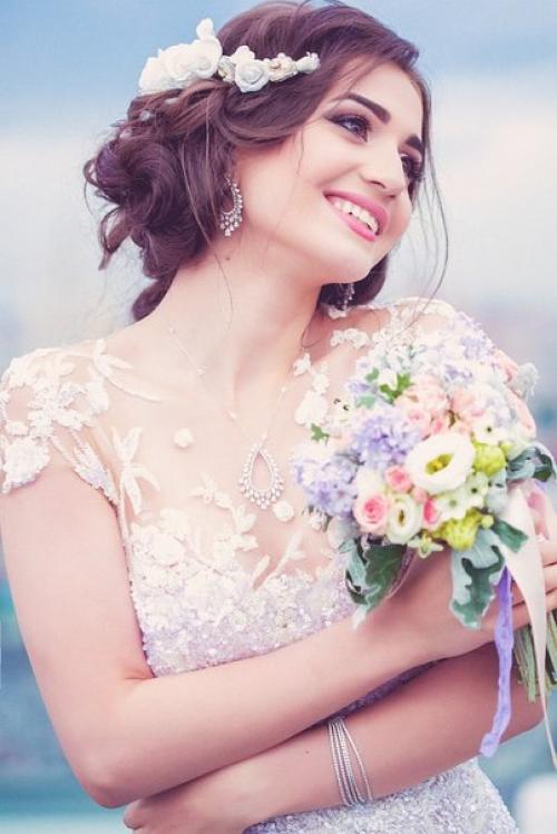 Вы можете узнать как красиво применить различные аксессуары (живые цветы, фату, диадемы и др. 01