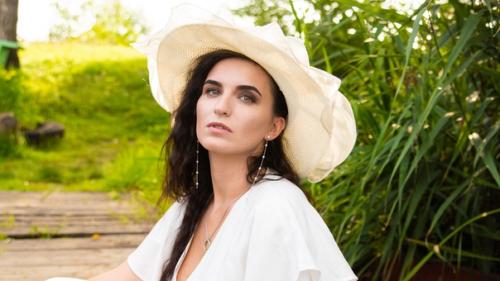 Мы проживаем разные роли, я их воплощаю и мы уносимся в другой мир, с другими людьми, ускользающее лето. 02