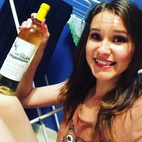 Начало вечера было отлично, причёска, макияж, платье, все с иголочки? 01