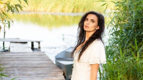 Мы проживаем разные роли, я их воплощаю и мы уносимся в другой мир, с другими людьми, ускользающее лето. 06