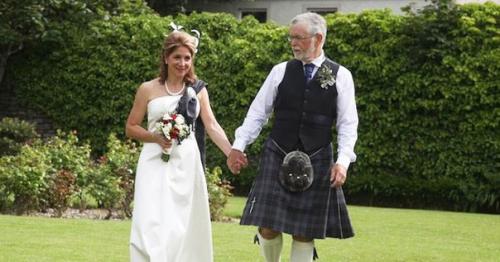 Таким образом, если бы не местные жители, свадьба этой пары не состоялась бы. 05