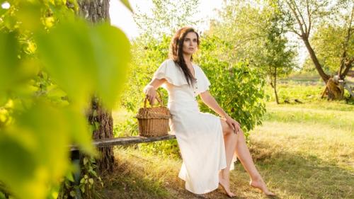 Мы проживаем разные роли, я их воплощаю и мы уносимся в другой мир, с другими людьми, ускользающее лето. 04