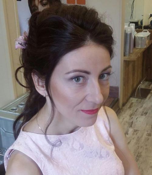 Замечательную прическу и макияж для нашей милой невесты выполнили: 01