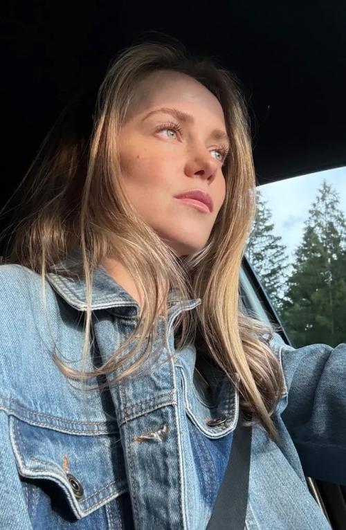 Жена Гарика Харламова превратилась в блондинку, став похожей на Кристину асмус. 02