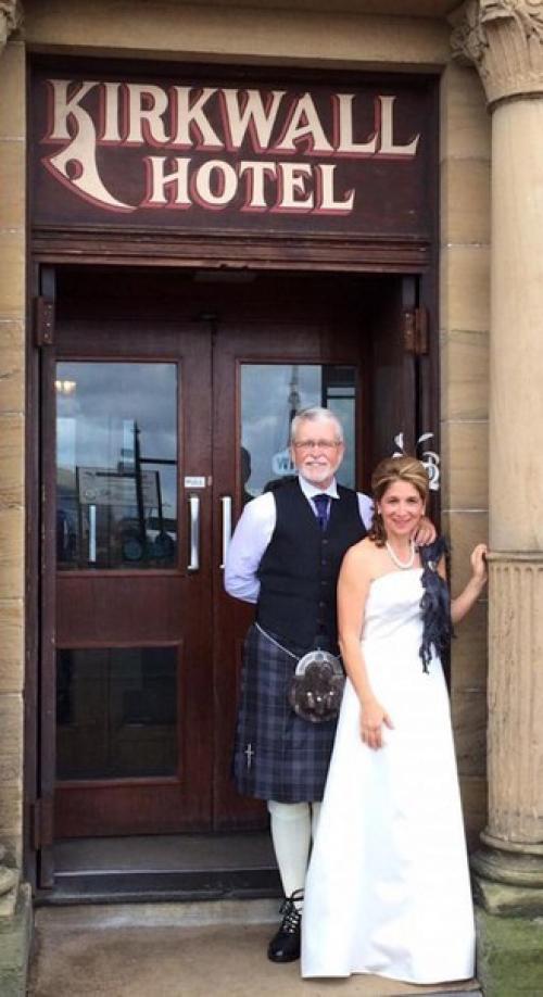 Таким образом, если бы не местные жители, свадьба этой пары не состоялась бы. 03