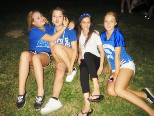 Сегодня в школу приезжало телевидение снимать Школьный дух нашей школы перед хоумкамингом) пончики бесплатные были) все так орали. 03 Сегодня в школу приезжало телевидение снимать Школьный дух нашей школы перед хоумкамингом) пончики бесплатные были) все так орали. 03