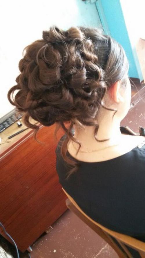 Дорогие девушки, делаю различные прически, наращивания ногтей, маникюр, макияж, коррекция покраска бровей, все это можно сделать у одного мастера. 02