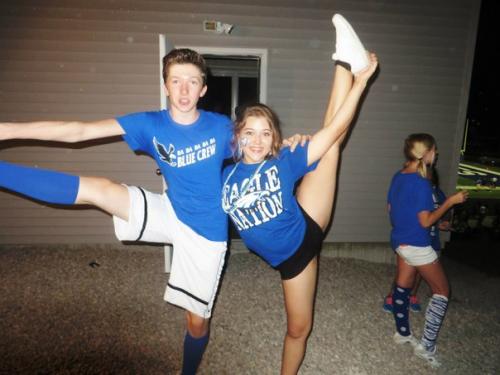 Сегодня в школу приезжало телевидение снимать Школьный дух нашей школы перед хоумкамингом) пончики бесплатные были) все так орали. 05 Сегодня в школу приезжало телевидение снимать Школьный дух нашей школы перед хоумкамингом) пончики бесплатные были) все так орали. 05