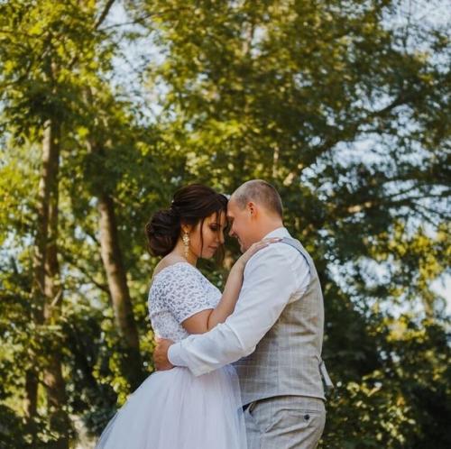 Выбор прически на свадьбу зависит от многих нюансов, но здесь можно выделить основные моменты. 02 Выбор прически на свадьбу зависит от многих нюансов, но здесь можно выделить основные моменты. 02